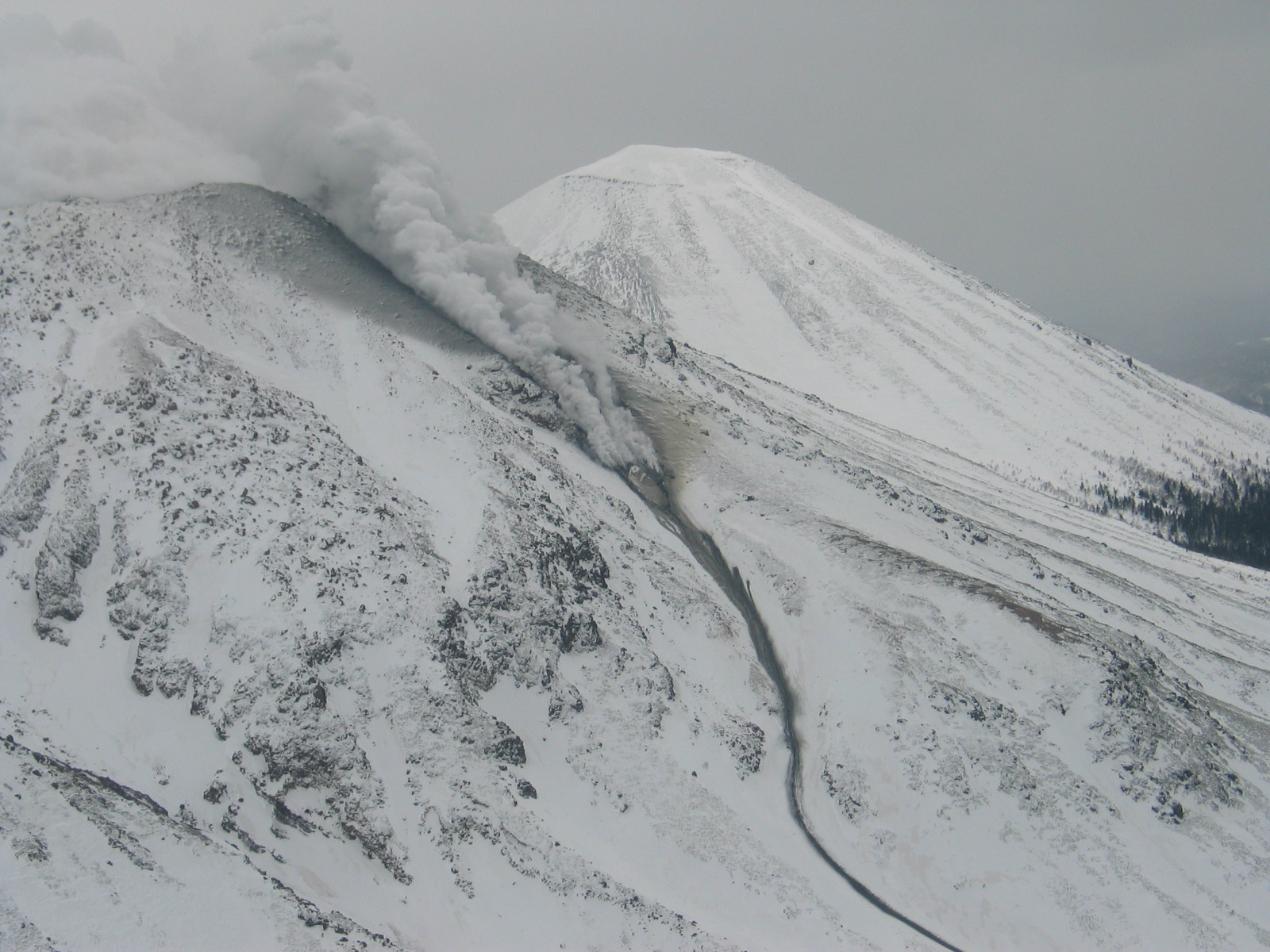 図３　雌阿寒岳　ポンマチネシリ北西山腹の噴煙及び泥流