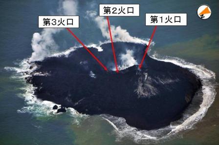 西之島　12月１日14時35分頃の状況（海上保安庁提供図に火口位置を気象庁追記）