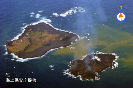 西之島　13日の西之島と新島の状況（海上保安庁提供）