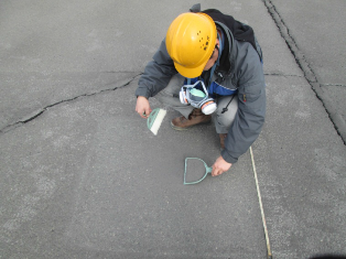 図4 阿蘇山 山上ロープウェイ火口西駅における降灰の状況(14日10時54分)