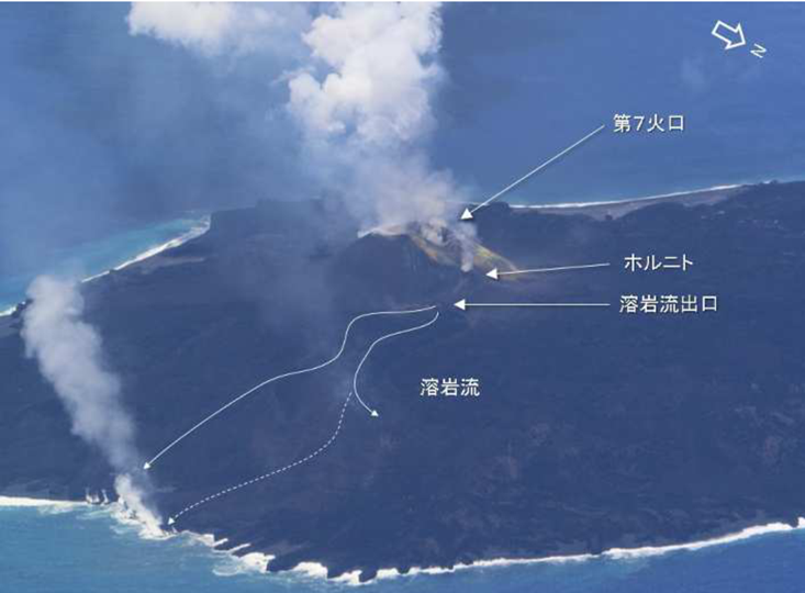 西之島の状況　21日12時35分　第三管区海上保安本部提供