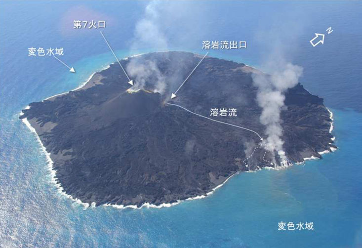 西之島の状況　24日15時04分　第三管区海上保安本部提供