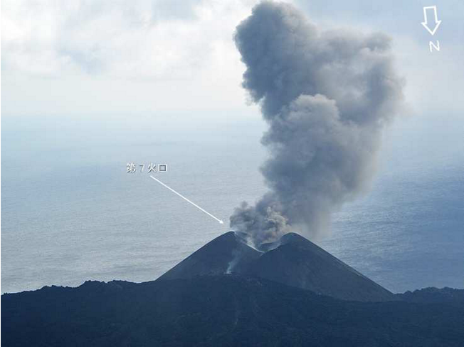 西之島の状況（13日14時34分　第三管区海上保安本部提供）
