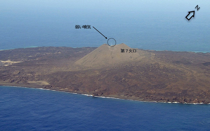 西之島の状況（10月29日11時53分　海上自衛隊提供）