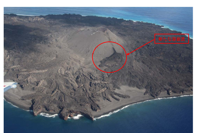 西之島南西側の溶岩の流下状況　（17日　東京大学地震研究所提供）