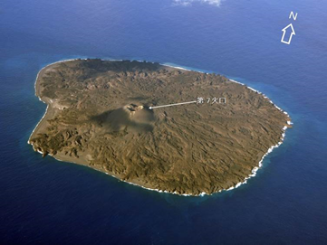 西之島の状況（12月22日14時24分　南側より撮影　海上保安庁提供）