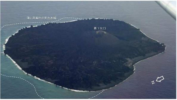 西之島　変色水の状況（１月３日16時13分北西方向より撮影・第三管区海上保安本部提供）