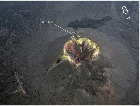 西之島　第７火口縁付近のごく弱い噴気の状況（２月３日13時20分北西方向より撮影・海上保安庁提供）