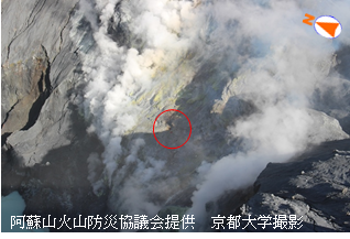 阿蘇山　火口底南側火口壁での赤熱の状況
（赤丸内：赤熱）
